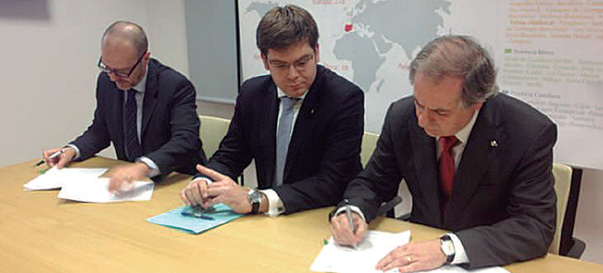 Miquel Tomàs , Martí Sansaloni y Joan Carulla firman el convenio suscrito entre ambas instituciones.