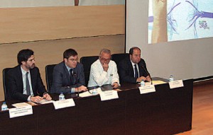 El conseller Martí Sansaloni, el director gerente de Son Espases,Víctor Ribot, el jefe de Servicio, Miquel Rubí y el gerente de Son Llàtzer, Xavier Feliu, durante la presentación.