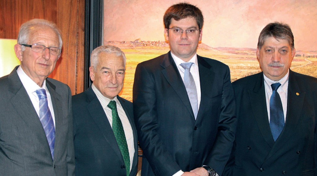 El conseller Martí Sansaloni, flanqueado por Alfredo Milazzo, presidente de la Fundación Ad Qualitatem, Miguel Carrero, presidente de Previsión Sanitaria Nacional y Miguel Triola, vicepresidente de la entidad, momentos antes de su conferencia ante el sector sanitario.