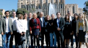 El doctor José Segador y los integrantes de su candidatura, posan para la foto promocional en el Parc de la Mar.