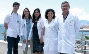 La doctora Beatriz Fuertes de Gilbert, con el resto de integrantes del equipo de Geriatría de Sant Joan de Déu.