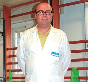 El doctor Fernando Palacios, médico rehabilitador de la Unidad de Rehabilitación de Policlínica Miramar.