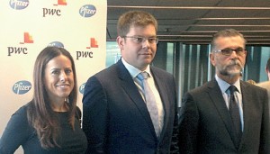 Leticia R. Vadillo, partner de PwC; Martí Sansaloni, conseller de Salut y Juan José F. Polledo, patrono de la Fundación Pfizer.