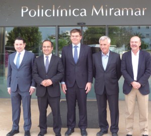 Juan Alguersuari, presidente de Juaneda (segundo por la derecha) con las autoridades y directivos tras la firma del acuerdo.
