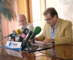 El rector de la UIB, Llorenç Huguet y Félix Grases, director del Institut Universitari d’Investigació en Ciències de la Salut (IUNICS)