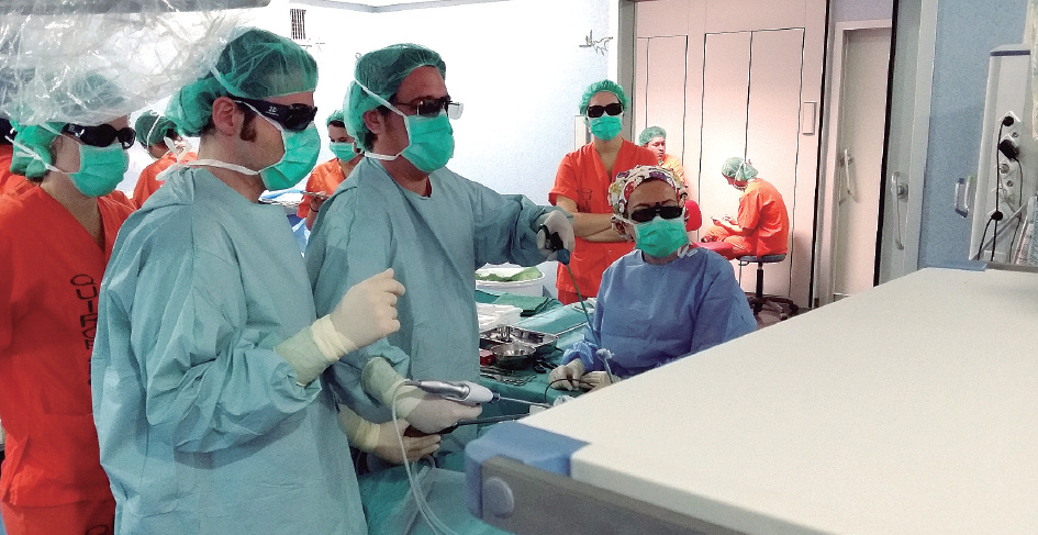 Un grupo de profesionales manejando el equipamiento de Cirugía 3-D, del Hospital Universitario Son Espases.