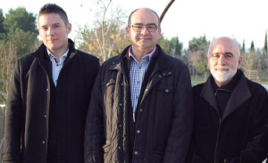 Emilio López-Navarro, a la izquierda, junto a dos de sus compaleros de investigación.