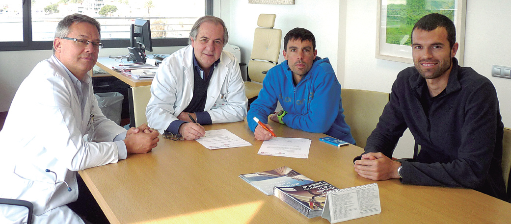 En la foto y de izquierda a derecha: Nicolás Flaquer, director médico del HSJD; Joan Carulla, director gerente HSJD; Tòfol Castanyer, atleta i vicepresidente de Mallorca Trail y Daniel Salas, presidente de Mallorca Trail.