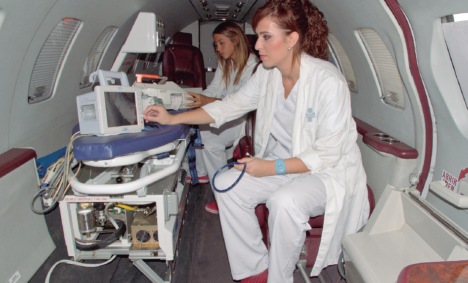 Dos profesionales sanitarios de Sky, comprueban el equipo médico instalado en uno de sus aviones.