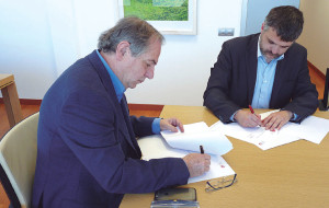 El gerente de la Fundación Bit, Pere Fuster, y el director gerente del Hospital Sant Joan de Déu, Joan Carulla, durante la firma del convenio.