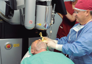 El Dr. Luis Salvà durante una intervención de catarata con la técnica láser de femtosegundo.