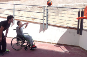 Un profesional de la Unidad atiende a un paciente mientras practica rehabilitación mediante el deporte.