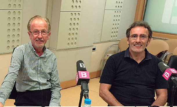 Los doctores Félix Grases y Pere Riutord en los estudios de IB3 Ràdio.