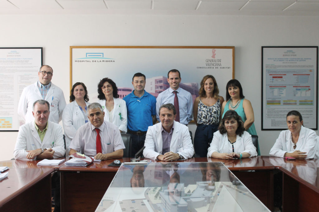 El director gerente del Departamento de Salud de La Ribera, Dr. Javier Palau (centro con bata), y el director de Recursos Humanos de Ribera Salud, Salvador Sanchis (detrás con camisa azul), junto a los representantes sindicales.