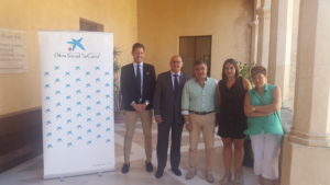 De izquierda a derecha, Carles Verde, Director Àrea de Negoci Ponent de Mallorca de CaixaBank; Toni Bou, Director de La Caixa Andratx; Jaume Porsell, Alcalde de Andratx; Xisca Castell, regidora de Servicios Sociales del Ayuntamiento de Andratx; y Montse Meneses, Trabajadora Social del Ayuntamiento de Andratx.