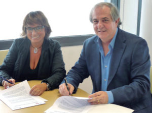 Joan Carulla y Roser Fernández, firmando el convenio.