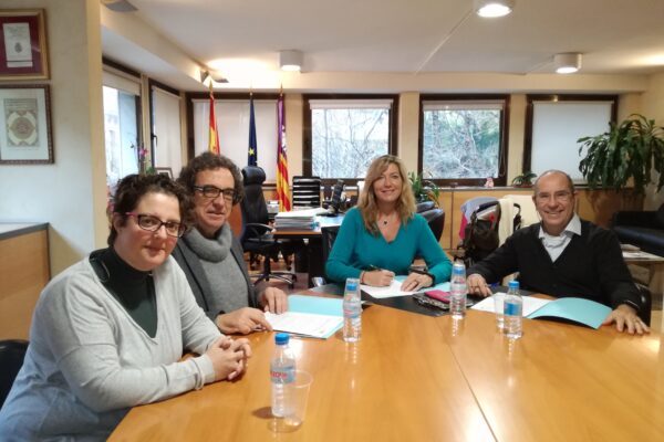 Momento de la firma del convenio entre la Conselleria, el IbSalut y Alas